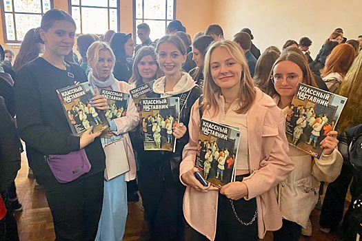 В Бердянске учащимся школы №1 подарили спецвыпуск журнала "Родина"
