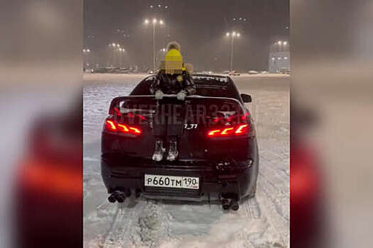 Во Владимире на видео попало, как водитель устроил дрифт с ребенком на багажнике