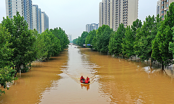 На севере Китая из-за внезапного наводне­ния обрушился автомо­бильный мост