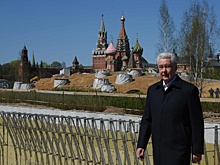 Собянин осмотрел ход работ по благоустройству улиц Кремлевского кольца