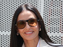 Деми Мур показала, как она выглядела до пластики