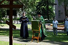 На территории больницы им. В.В. Виноградова совершен молебен на месте строительства храма