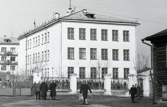 Шадринской гимназии исполнилось 100 лет: история от фабрики до школы