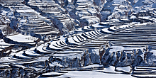 Укрытые снегом террасные поля в уезде Вэйюань