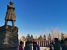 В Астане прошла церемония возложения цветов к мемориалу в честь 28 панфиловцев