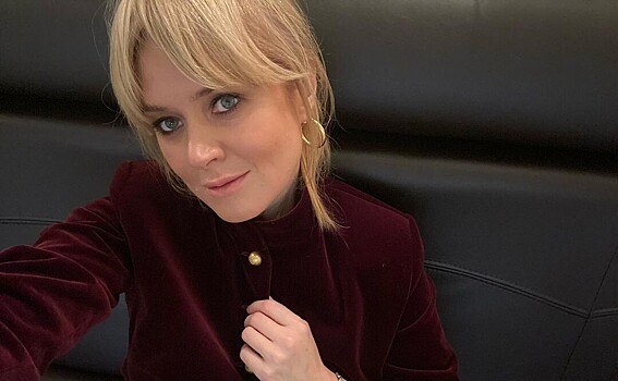 Анна Михалкова сдружилась с новой девушкой сына и посетила выставку ее картин