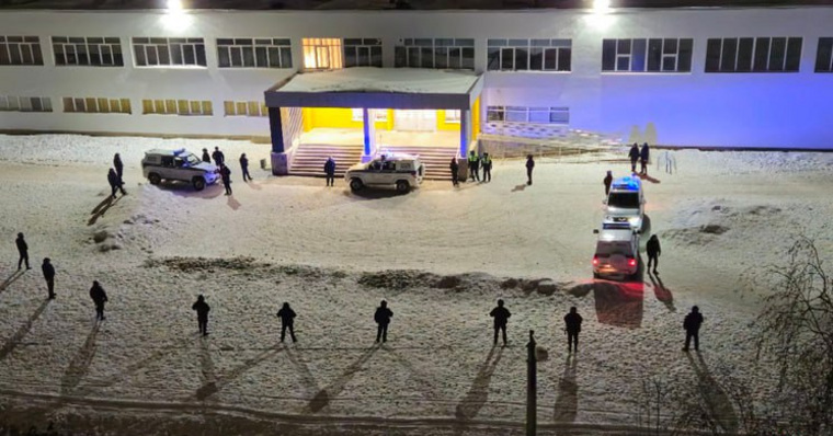 В Екатеринбурге десятки полицейских оцепили школу