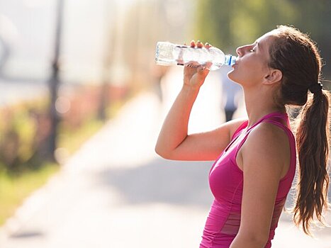 Диетолог Писарева: организм человека требует дополнительной воды в жару