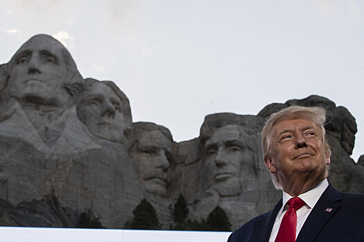 В США предложили увековечить Трампа на горе-мемориале Рашмор
