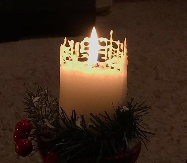 Эта свеча плавится очень странным образом.