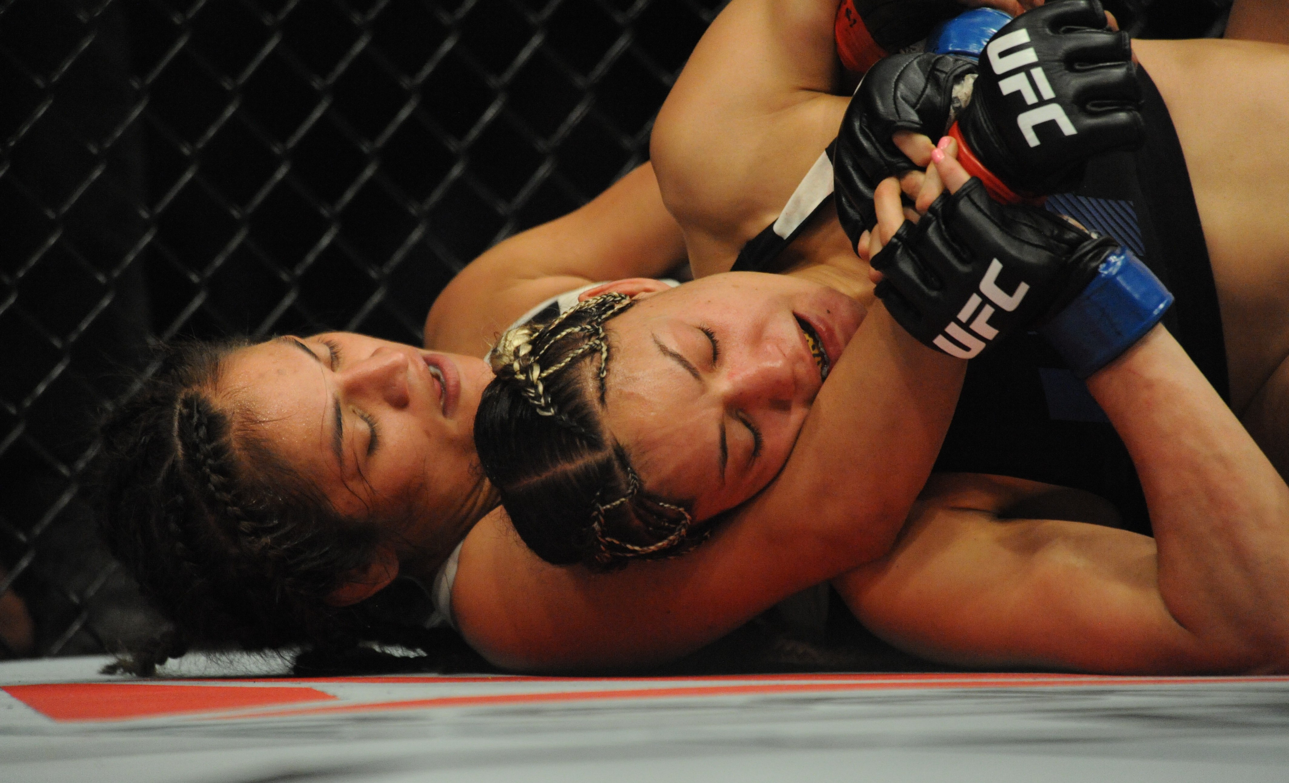Девушка боец UFC С короткой стрижкой