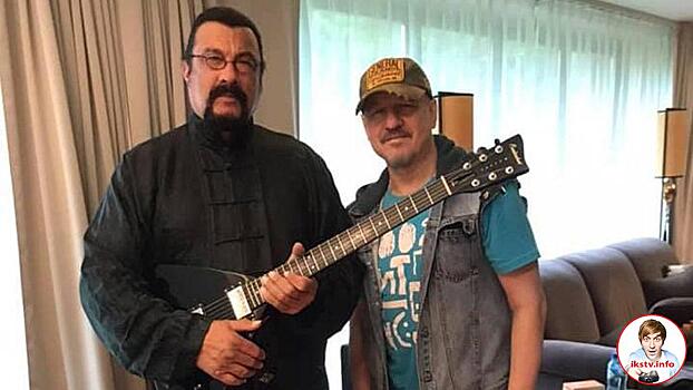 Сигалу подарили гитару российского музыканта