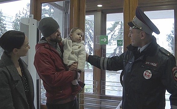 Помощники в погонах: в Крыму инспекторы ДПС спасли на улице 11-месячную девочку