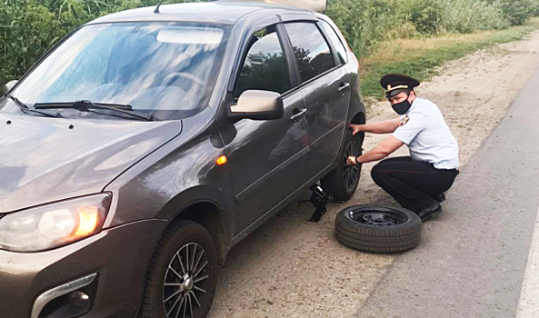 В Воронежской области росгвардеец помог женщине с ребенком, у которой сломалась машина