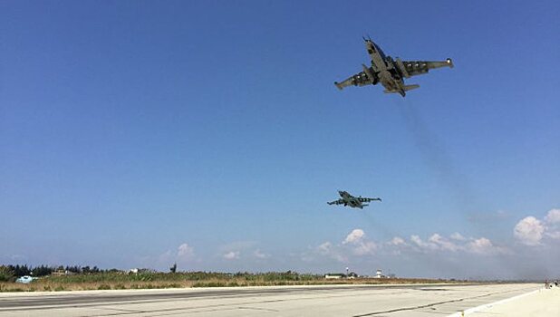 Минобороны России показало сброс авиабомб на позиции ИГ