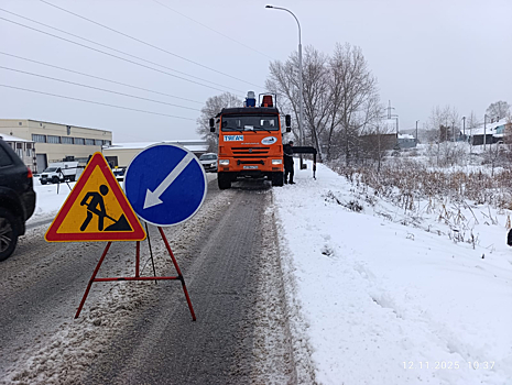 Обочина дороги рухнула из-за потока воды в Кемерове