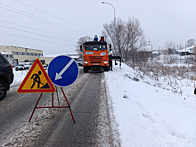 Обочина дороги рухнула из-за потока воды в Кемерове