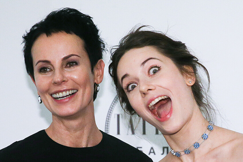 Директор Театра на Таганке актриса Ирина Апексимова с дочерью Дарьей Авратинской на балу дебютанток журнала Tatler в Колонном зале Дома союзов в Москве, 3 ноября 2016