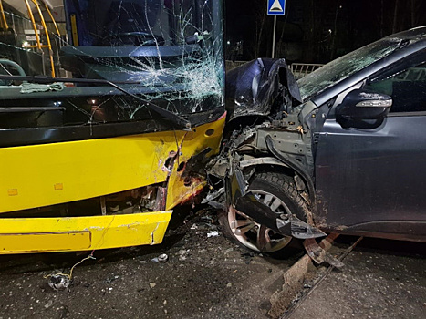 В Самарской области пьяная женщина на внедорожнике влетела в автобус