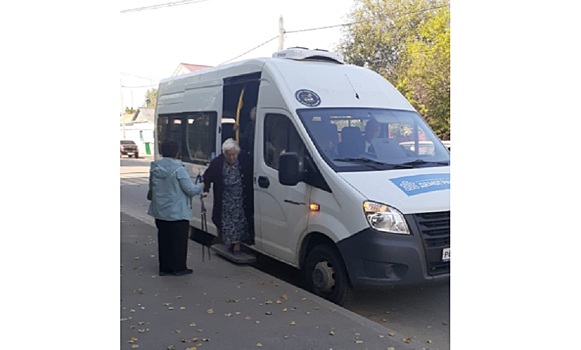 Пожилых жителей отдаленного поселка в Неклиновском районе бесплатно доставили в больницу