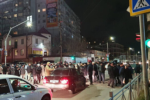 Легковой автомобиль провалился в проезжую часть в центре Махачкалы