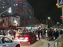 Легковой автомобиль провалился в проезжую часть в центре Махачкалы