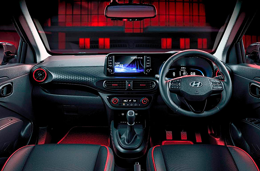 1,2-литровый мотор с отдачей 83 лошадиные силы и 114 Нм совмещён с пятиступенчатой механической коробкой передач и передним приводом.