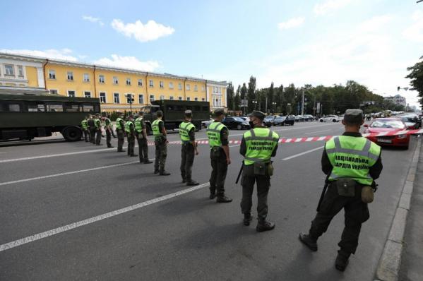 В Киеве серия мощных взрывов: люди бегут в укрытия