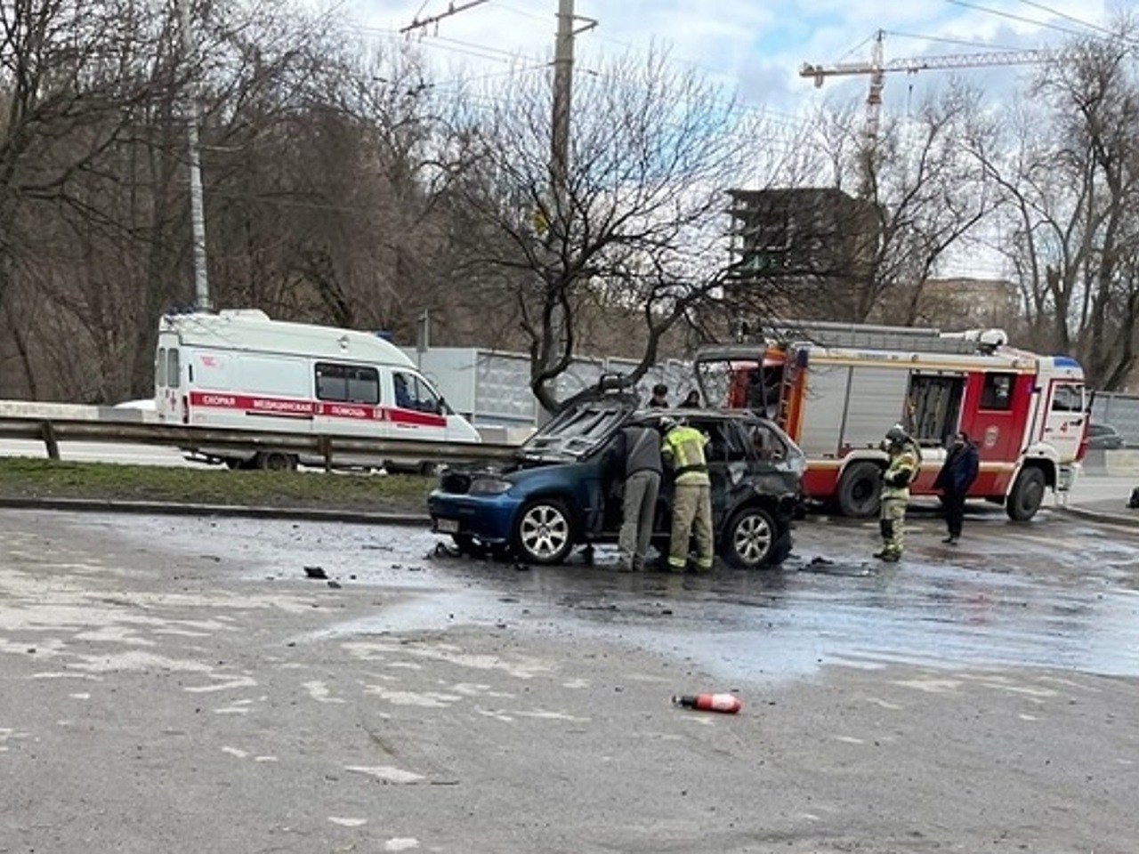 Восстановлению не подлежит: в ростовском парке Авиаторов сгорела иномарка -  Рамблер/новости