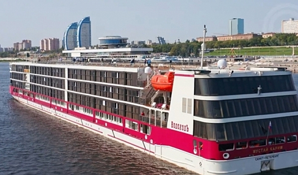 В Волгоград прибыл суперсовременный 4-палубный лайнер «Мустай Карим»