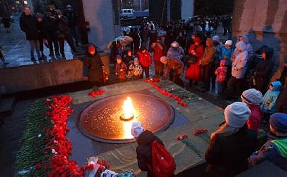 В Новосибирске зажгли Вечный огонь с Могилы неизвестного солдата