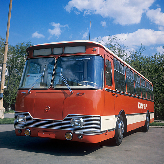 ЛИАЗ-677. На этом легендарном автобусе «универсамовские» поехали на массовую драку с группировкой «Хади Такташ».