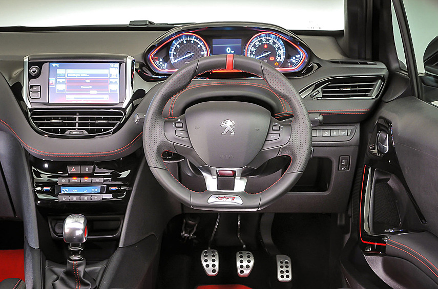 У «юбилейка» куча преимуществ перед стандартным хот-хэтчем. Двигатель чуть «подкормлен» с 200 до 208 л.с., тягу контролирует самоблокирующийся дифференциал Torsen, колея расширена на 22 мм спереди и на 16 мм сзади, дорожный просвет уменьшен на 10 мм, в подвеске более жёсткие пружины и амортизаторы, изменены углы установки колёс, диски 18-дюймовые с шинами Michelin Pilot Super Sport, на передней оси более мощные тормоза Brembo.