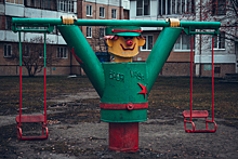 Почти все детские площадки в кузбасском городе оказались в плачевном состоянии