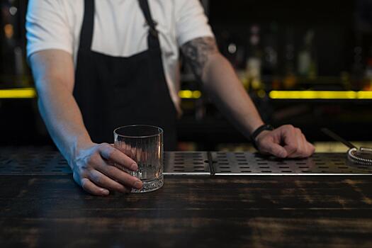 «Я тебя со второго этажа скину»: посетители бара, где нашли мертвую девушку, сообщили об угрозах