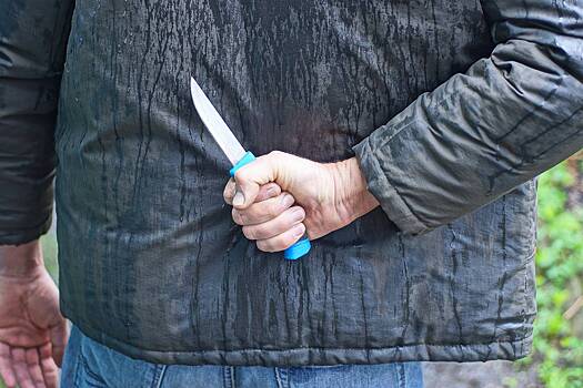 Неадекватный мужчина с ножом орудовал в российском городе