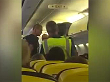 Появилось видео задержания дебоширов в лайнере крупнейшего лоукостера Европы