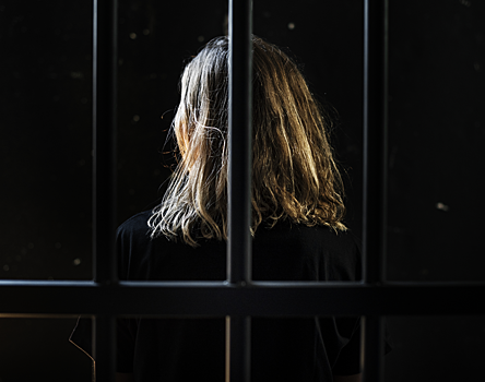Женщина в одиночку родила первенца в тюремной камере