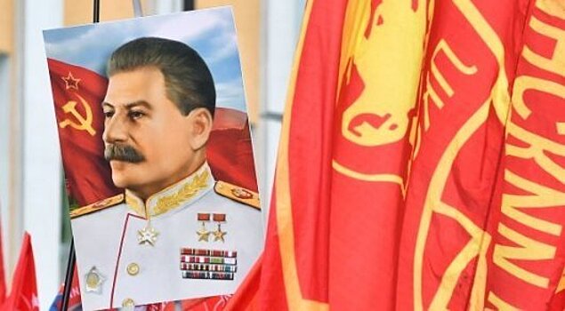День рождения Сталина в Грузиии отпраздновали в масках с надписью «СССР»