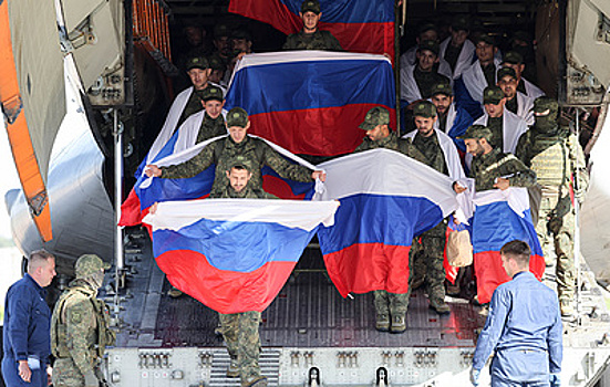 В Подмосковье сел самолет с вернувшимися из плена военными РФ