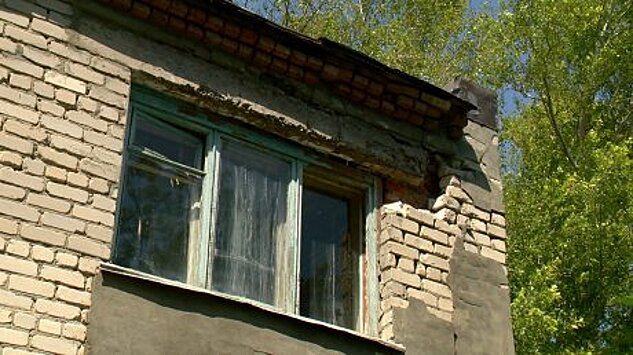 Стены дома № 11 в поселке Нефтяник стремительно разрушаются