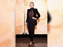 Супермодель Кейт Мосс пришла на показ в прозрачной блузке без лифчика