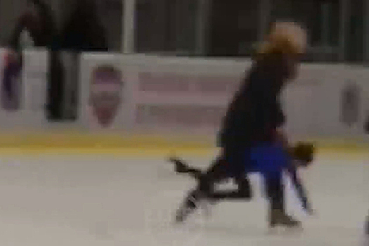 Российский тренер бросила ребенка об лед и попала на видео