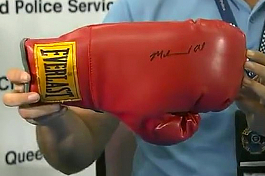 Полицейский случайно нашел украденную перчатку с автографом легендарного боксера