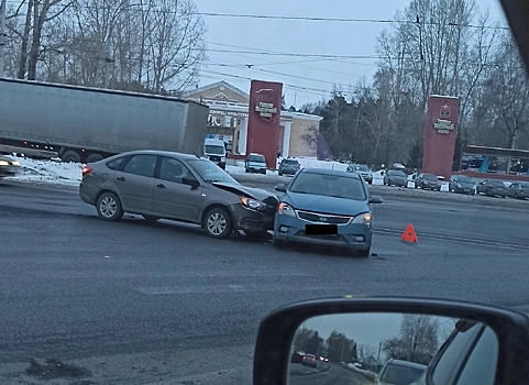 Два автомобиля столкнулись в Кемерове