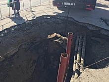 Из-за старого коллектора у тюменского «Технопарка» рухнул асфальт