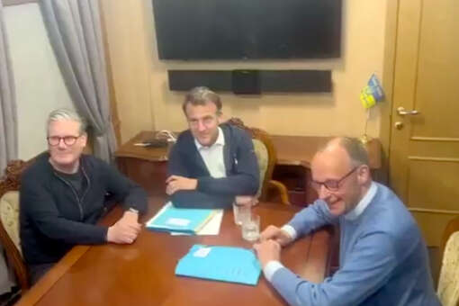 Опубликованы кадры с Макроном, прячущим в карман подозрительный «пакетик»