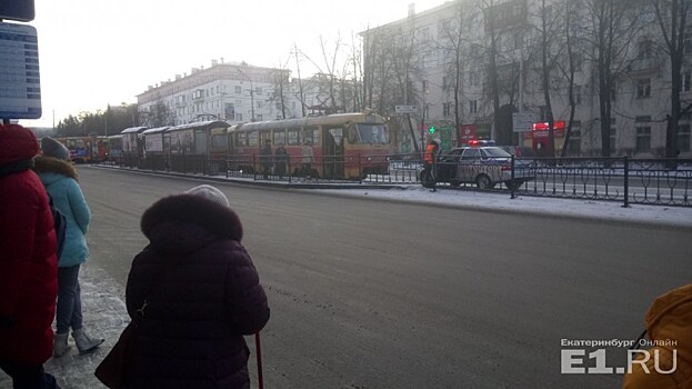 На проспекте Ленина пассажирке трамвая дверью повредило ногу