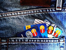 Россияне в возрасте 18–20 лет стали активнее интересоваться оформлением кредиток