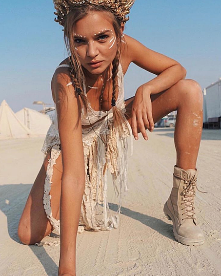 Создатели Burning Man уверяют, что в действительности в пустыне Блэк-Рок создается временный город и культурное движение, основанное на таких принципах, как отказ от коммерции и денег, радикальная вовлечённость и самовыражение, совместная работа и творчество, гражданская ответственность и экологический принцип «не оставляй следа»